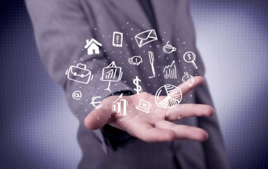 Avuçlarında çizim simgeleri olan bir ofis çalışanı