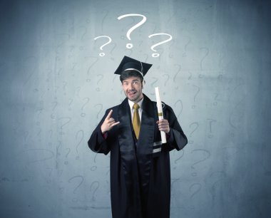 Soru işaretleri çizilmiş genç mezun.