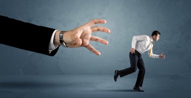 İş adamı büyük bir el kavramından kaçıyor.