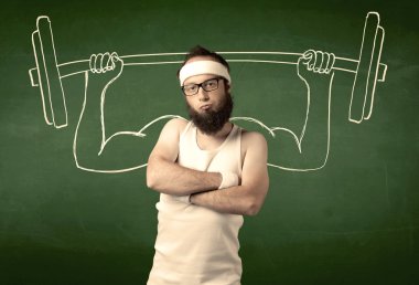Genç adam ağırlık kaldırıyor.