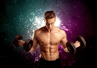 Çekici kaslı adam ağırlık kaldırıyor.