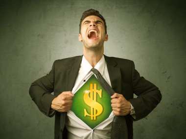 Gömleğini sandığının üstünde dolar işareti olan kapalı yırtılma işadamı