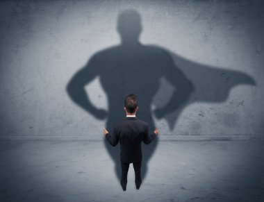 Süper kahraman gölgesi olan başarılı bir iş adamı.