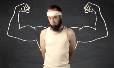 Çekici kasları olan zayıf genç bir adam.