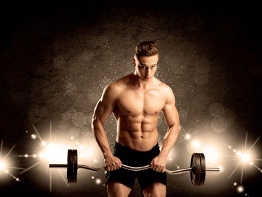 Güçlü seksi erkek vücut çalışıyor.