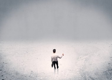 Kentsel boş alanda duran iş adamı