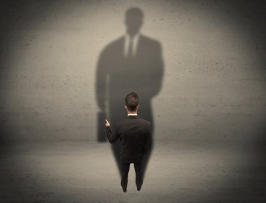 İş adamı büyük gölge kavramına bakıyor