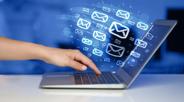 Concept van het sturen van e-mails — Stockfoto