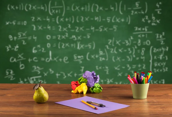 Kelas matematika dari meja sekolah siswa — Stok Foto