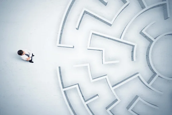 Uomo d'affari guardando labirinto circolare con nessun posto dove andare — Foto Stock