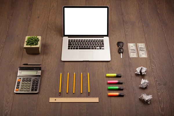 Business Bureau met kantoorbenodigdheden en moderne laptop witte backg — Stockfoto