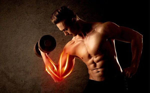 フィットボディビルダーは、赤い筋肉の概念で重量を持ち上げる — ストック写真