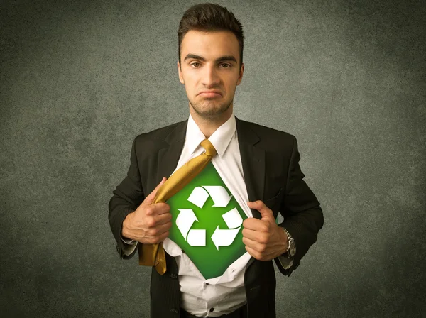 Homme d'affaires écologiste arrachant chemise avec panneau de recyclage — Photo