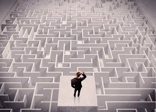 Empresário olhando para labirinto de cima — Fotografia de Stock