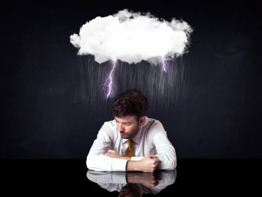 Depresyondaki işadamı bulutların altında oturuyor