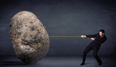 bir ip ile büyük rock çekerek işadamı 