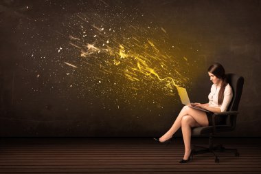 İşkadını arka plan laptop ve enerji patlaması ile