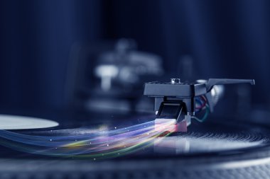 Renkli soyut çizgilerle vinil müzik çalan müzik çalar