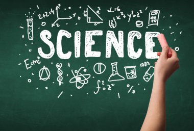 Olgun bilim adamı gemide çizim yapıyor.