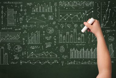 Bir iş adamı tahtaya veri çiziyor