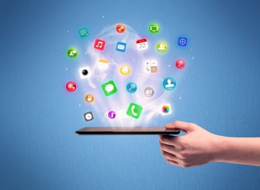 Tablet telefon app simgeleri ile tutan el