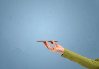 Telefon aygıtı profilden tutuluyor