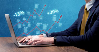 Satıcı dizüstü bilgisayarla grafikle çalışıyor.