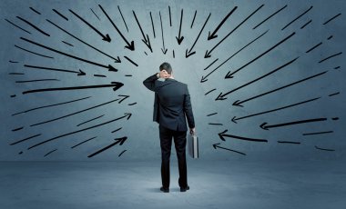 Ayakta duran erkek bir hata yaptı.