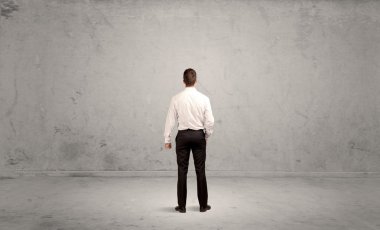 İş adamı boş kentsel alanda kayboldu