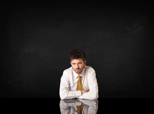 Geschäftsmann sitzt am Schreibtisch — Stockfoto