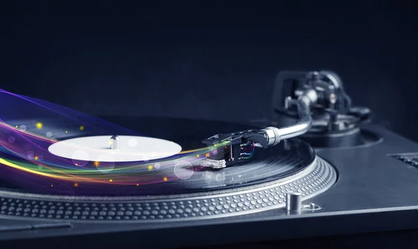 Plattenspieler spielen Vinyl mit leuchtenden abstrakten Linien — Stockfoto