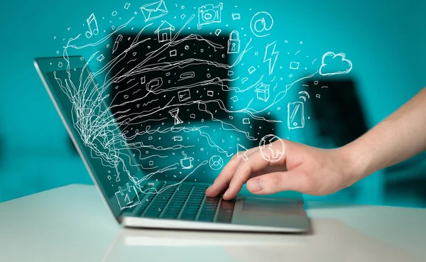 Muž stisknutí notebook přenosný počítač s doodle ikona mraku sym — Stock fotografie