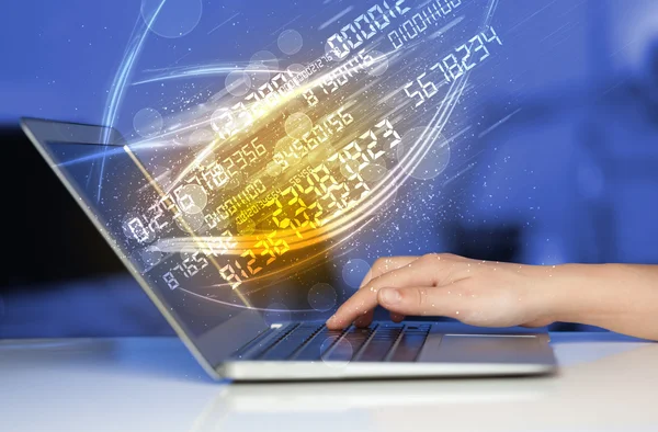 Hombre escribiendo en el portátil moderno con los datos de la tecnología de números que vienen —  Fotos de Stock