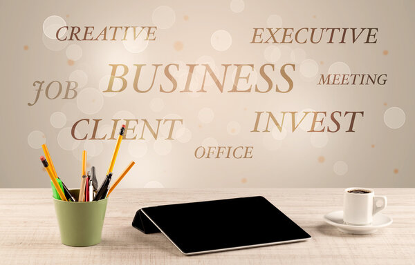 Рабочий стол с надписью на стене