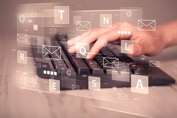 Digitando a mano sulla tastiera con icone tecniche digitali — Foto Stock