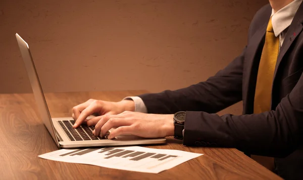 Uomo d'affari è vestito di lavoro sul computer portatile — Foto Stock