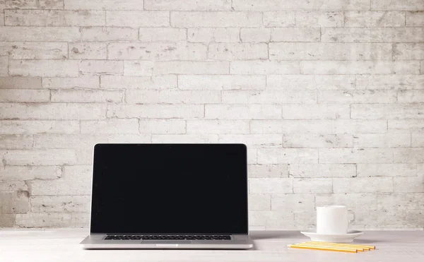 Laptop de negócios com parede de tijolo branco — Fotografia de Stock