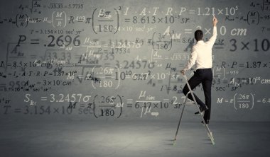 Merdivenden hesaplayan adam