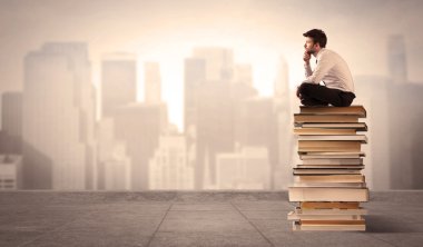 Kitap şehirde oturan adam