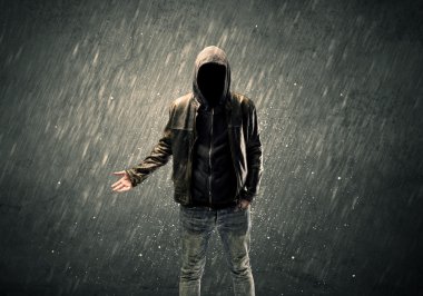 Kapüşonlu hayalet yüzlü adam