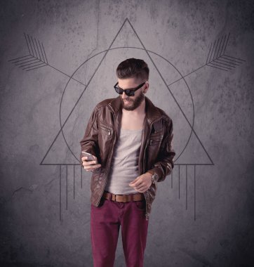 Sıradan komik erkek cep telefonu kullanıyor.