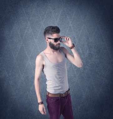 Zarif kıyafetler giymiş sakallı hippi.