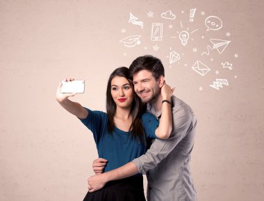 Düşünceleriyle selfie çeken çift.