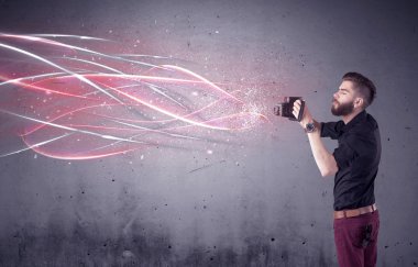 Kamera ve parlak çizgileri olan zarif bir hippi.