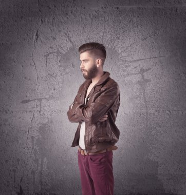 Sakallı ve güneş gözlüklü şık bir erkek.