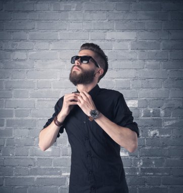 Tuğla şehir duvarının önünde manken.