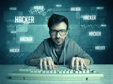 Klavye ve gözlüklü bir bilgisayar korsanı.