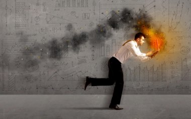 Yangın dizüstü bilgisayarı olan bir iş adamı