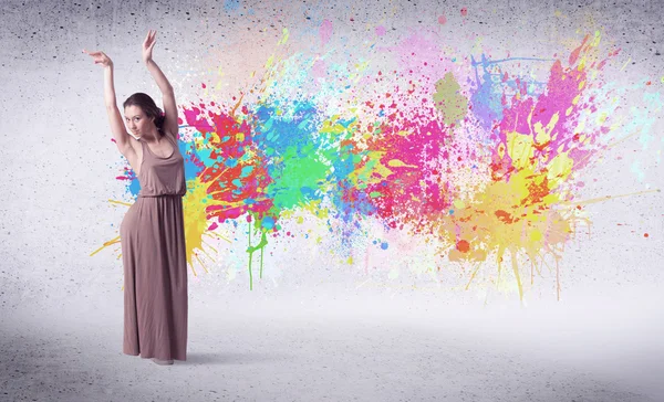 Bailarina callejera moderna saltando con salpicaduras de pintura de colores — Foto de Stock