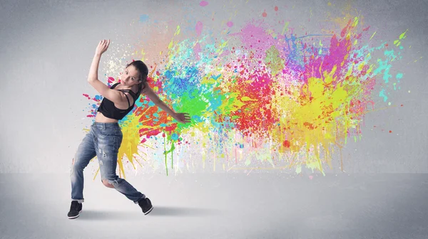 Jeune danseuse de rue colorée avec éclaboussure de peinture — Photo